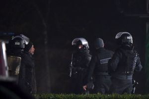 Des policiers du Raid encadrent l'homme arrêté vendredi soir à Angers.