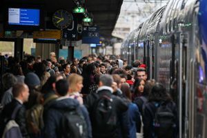 Des usagers sur les quais de la gare Part-Dieu de Lyon, le 9 avril. 