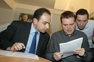 Photo de 2004 sur laquelle on retrouve Jean-François Copé, Bastien Millot et Guy Alves, à droite.