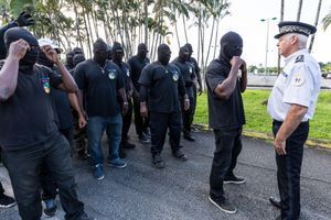 Le collectif des « 500 frères » face à la police, à Cayenne, le 29 mars 2017.