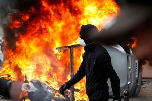 Heurts entre policiers et manifestants encagoulés : un 1er mai sous tension à Paris 