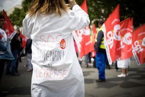 Manifestation du personnel des urgences des hôpitaux devant le ministère de la santé à Paris. 