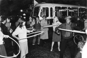 Soirée hula-hoop à Saint-Germain des Près, le 12 octobre 1958.