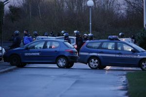 Les gendarmes, autour de l'imprimerie de Dammartin-en-Goële 