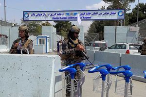 Des talibans aux portes du Hamid Karzai International Airport de Kaboul.
