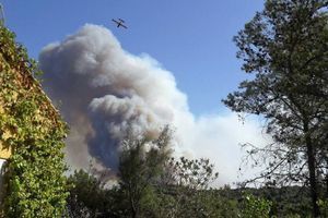 Le feu a brûlé plus de 800 hectares depuis mardi à Générac, dans le Gard.