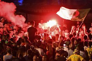 La foule réunie sur le Vieux Port à Marseille après la victoire de l'Algérie en demi-finale de la CAN, dimanche. 