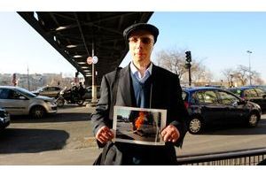  Mohammad Vakyli Far, 52 ans aujourd’hui, est revenu sur les lieux de son suicide manqué, le pont de Bir-Hakeim, à Paris.