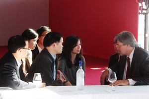 Le ministre de l'Agriculture Stéphane Le Foll s'est entretenu avec une délégation chinoise lors de l'inauguration de Vinexpo, à Bordeaux. 