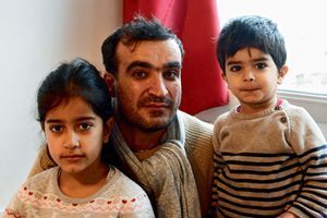 Maryam, son père Reza et son petit frère, Benjamin, 2 ans, dans un appartement HLM prêté pour trois jours.