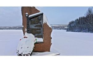  Prise par les glaces, une borne témoigne de l’exact passage de la Berezina au niveau du village de Studianka durant les derniers jours de novembre 1812.