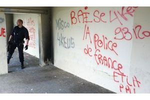  La menace. Jeudi dernier, dans une coursive au pied de la tour Balzac de la cité des 4000, à La Courneuve. Ce tag, à la gauche du policier, est présent depuis plus de trois mois : « Les Flash-Ball, c’est rien. Bientôt, c’est à l’explosif ! Et à la kalache. »