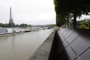 Des barrières temporaires ont été installées le long des quais à Paris pour se protéger de la crue de la Seine.