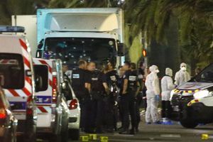 Des policiers réunis près du camion utilisé par Mohamed Lahouaiej-Bouhlel pour foncer dans la foule, jeudi soir à Nice. Avant d'être abattu par la police, il a tué 84 personnes, dont dix enfants et adolescents. 