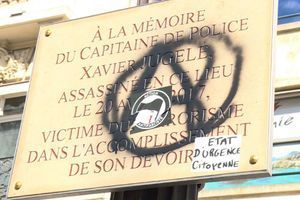 La plaque commémorative dédiée à Xavier Jugelé dégradée.