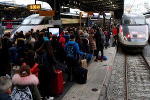 Des passagers à la Gare de l'Est, à Paris, le 23 décembre 2019.