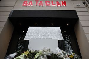 Une plaque commémorative avait été dévoilée devant le Bataclan, le 13 novembre 2016.