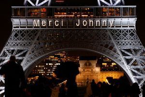 La Tour Eiffel dit "merci" à Johnny Hallyday