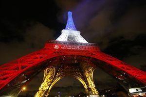 La Tour Eiffel en bleu-blanc-rouge. 