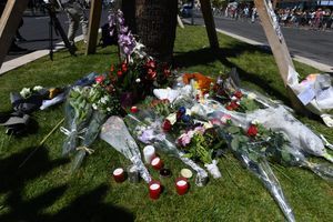 Des fleurs ont été déposées en mémoire des 84 personnes qui ont perdu la vie lors de l'attentat de Nice jeudi. 