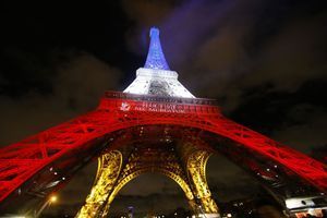 La Tour Eiffel a revêtu sa robe bleu-blan-rouge pour rendre hommage aux victimes.