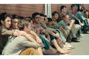  Des prisonniers du camp de concentration d'Omarska (photo prise en 1992). 