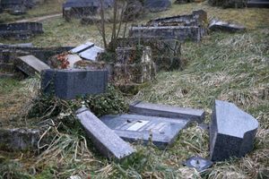 Les tombes profanées du cimetière juif de Sarre-Union.