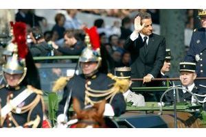  Nicolas Sarkozy, jeudi matin, encadré par la garde républicaine sur les Champs-Elysées.