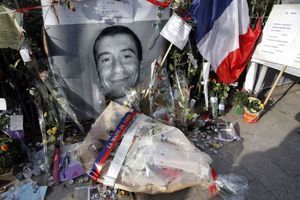 Photo d'un hommage à Ahmed Merabet, sur les lieux de l'attentat commis le 7 janvier 2015, à Paris.