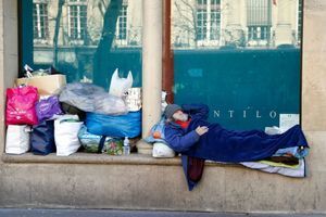 Un sans domicile fixe sur les Grands Boulevards, à Paris.