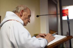 Pendant la célébration d’une profession de foi, le 11 juin 2016. L’abbé Jacques Hamel exerçait depuis cinquante-huit ans. 