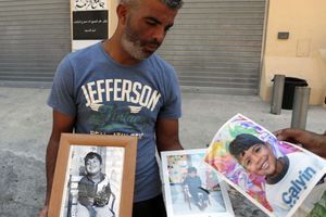 Tahar Mejri avec des photos de son petit fils Kylan. 