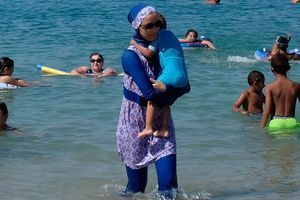 Une femme portant un burkini sur une plage de Marseille. 