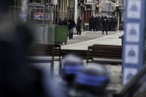 Rue de la République, à Saint-Denis, pendant l'opération anti-terroriste.