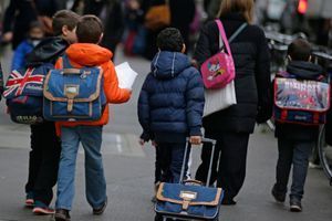 Des élèves se rendant à l'école, lundi, trois jours après les attentats. (photo d'illustration)