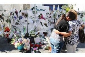  Des fleurs et des photos du garçon sont accrochées rue Galos, à Pau, là où a été retrouvé cadenassé son vélo.