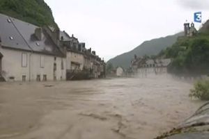A Saint-Béat, en Haute-Garonne, l'évacuation complète du village a été décidée.