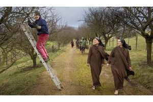  Le 6 février 2013, sandales aux pieds, en robe de bure ou en jean et jogging, les carmélites travaillent aux champs. La prieure, Marie-Agnès, taille les pruniers sous le regard de sœur Rose et de sœur Maria.