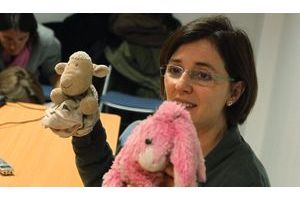  imanche 13 février, lors d’une conférence de presse à l’aéroport d’Ajaccio, Irina Lucidi montre les deux peluches récupérées dans la maison du père sur le lit des jumelles : Casimir le lapin rose d’Alessia et Mathilde le mouton de Livia.