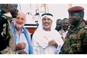  A Conakry en 2009, Loïk Le Floch-Prigent, aux côtés de l’Emirien Abass Youssef et d’officiels guinéens. |