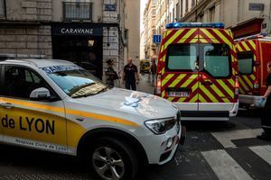 Dans la rue où l'explosion d'un colis piégé a fait une dizaine de blessés il y a une semaine à Lyon.
