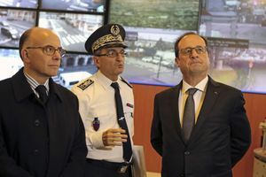 Le ministre de l'Intérieur Bernard Cazeneuve, le directeur de la sécurité de proximité de l'agglomération parisienne Jacques Meric et le président François Hollande, le 8 janvier 2015.