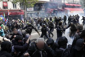 Des policiers face à des manifestants à Paris, mercredi. 