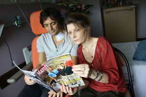 Mark Moogalian lisant le Paris Match que lui a apporté Hélène Risacher à l'hôpital.