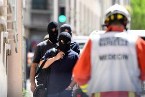 La police judiciaire quitte l'appartement d'un des suspects arrêtés à Marseille mardi. 