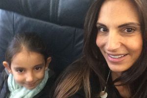 Maude Versini et sa fille Tara dans l'avion qui les emmène au Mexique, le 19 décembre dernier.