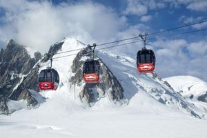 Plus d'une centaine de personnes sont coincées dans des télécabines au-dessus des glaciers du Mont-Blanc.