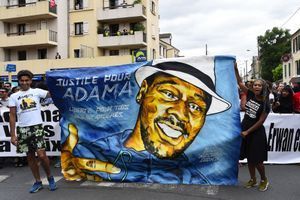 Une banderole sur laquelle figure le visage d'Adama Traoré brandi lors d'une marche à Beaumont-sur-Oise.