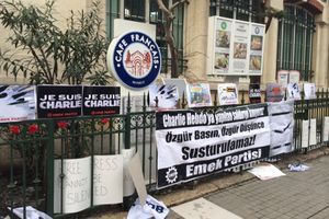 Hommages aux victimes des attaques terroristes devant le café de l'Institut français à Istanbul. 