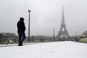 La neige à Paris est tombée lundi. 